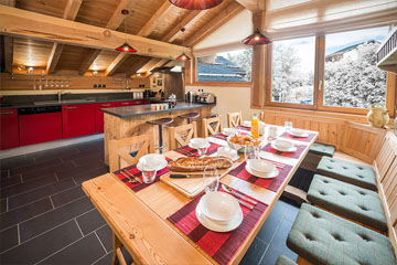 St Martin Ski Chalet: Sunny dining area